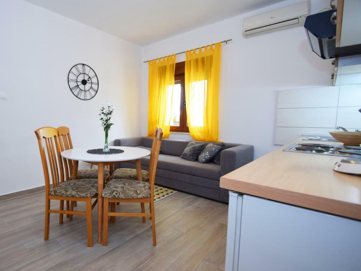 Apartmani 4 Palme Starigrad Paklenica Exteriér fotografie