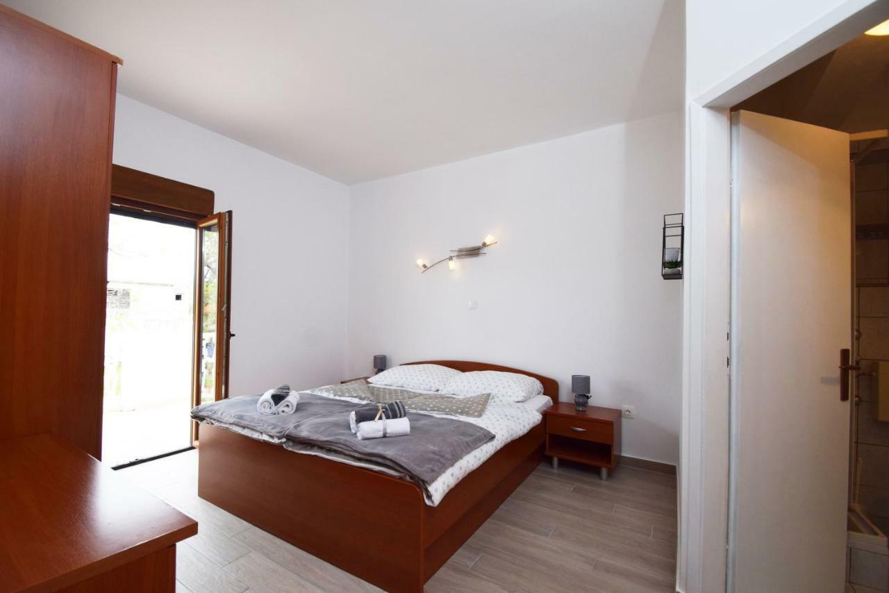 Apartmani 4 Palme Starigrad Paklenica Exteriér fotografie