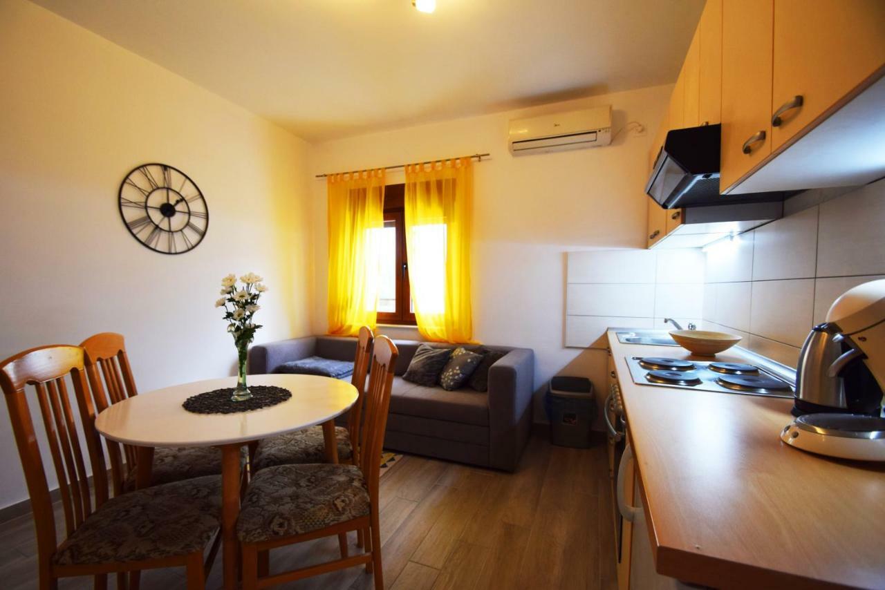 Apartmani 4 Palme Starigrad Paklenica Exteriér fotografie